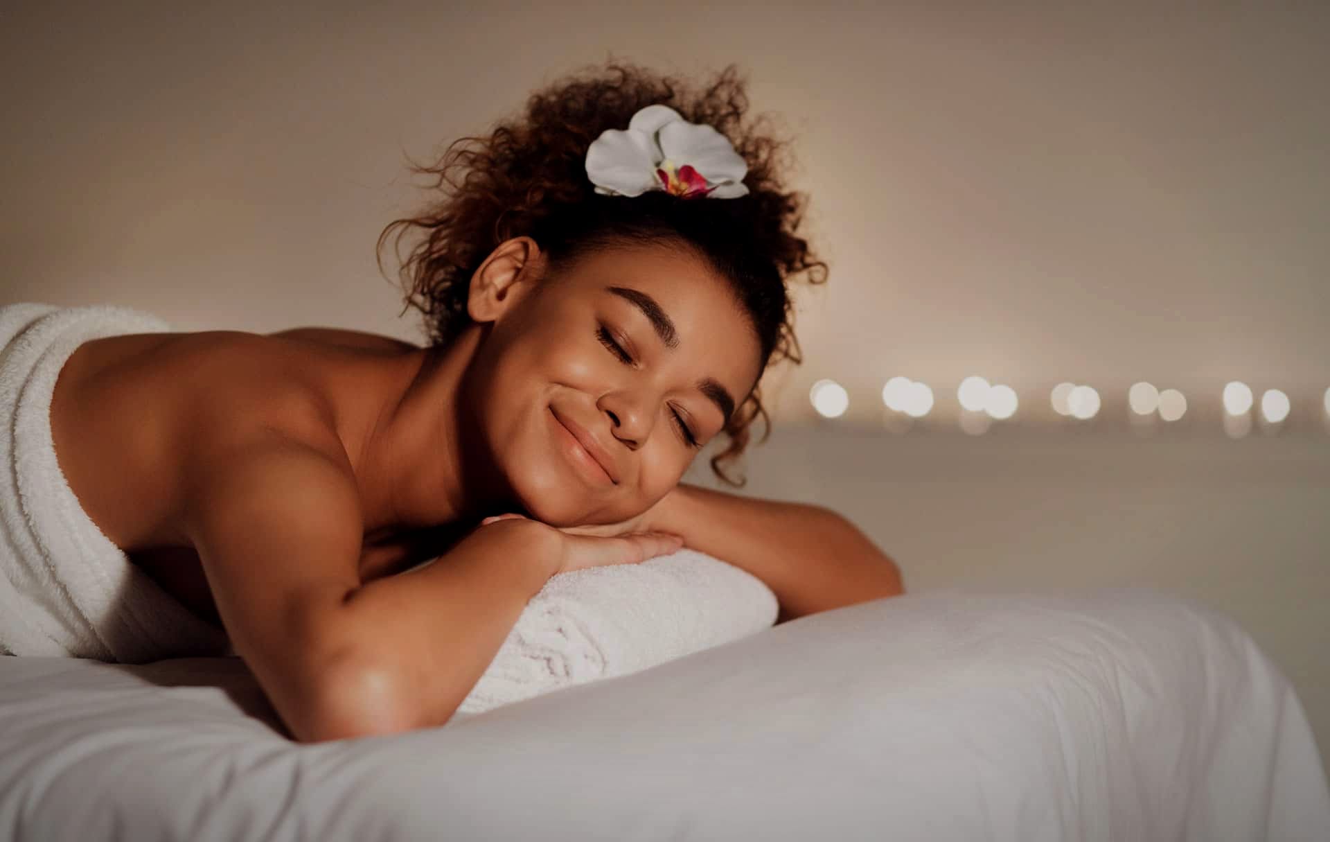 Vrouw ontspant volledig tijdens een massage bij GAIA body and mind
