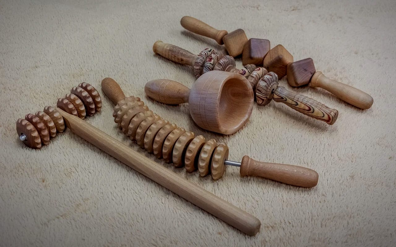 Anatomisch gevormde houten instrumenten voor maderotherapie bij GAIA body and mind