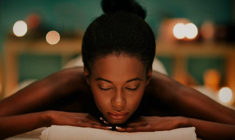Volledige ontspanning bij kaarslicht tijdens een massage