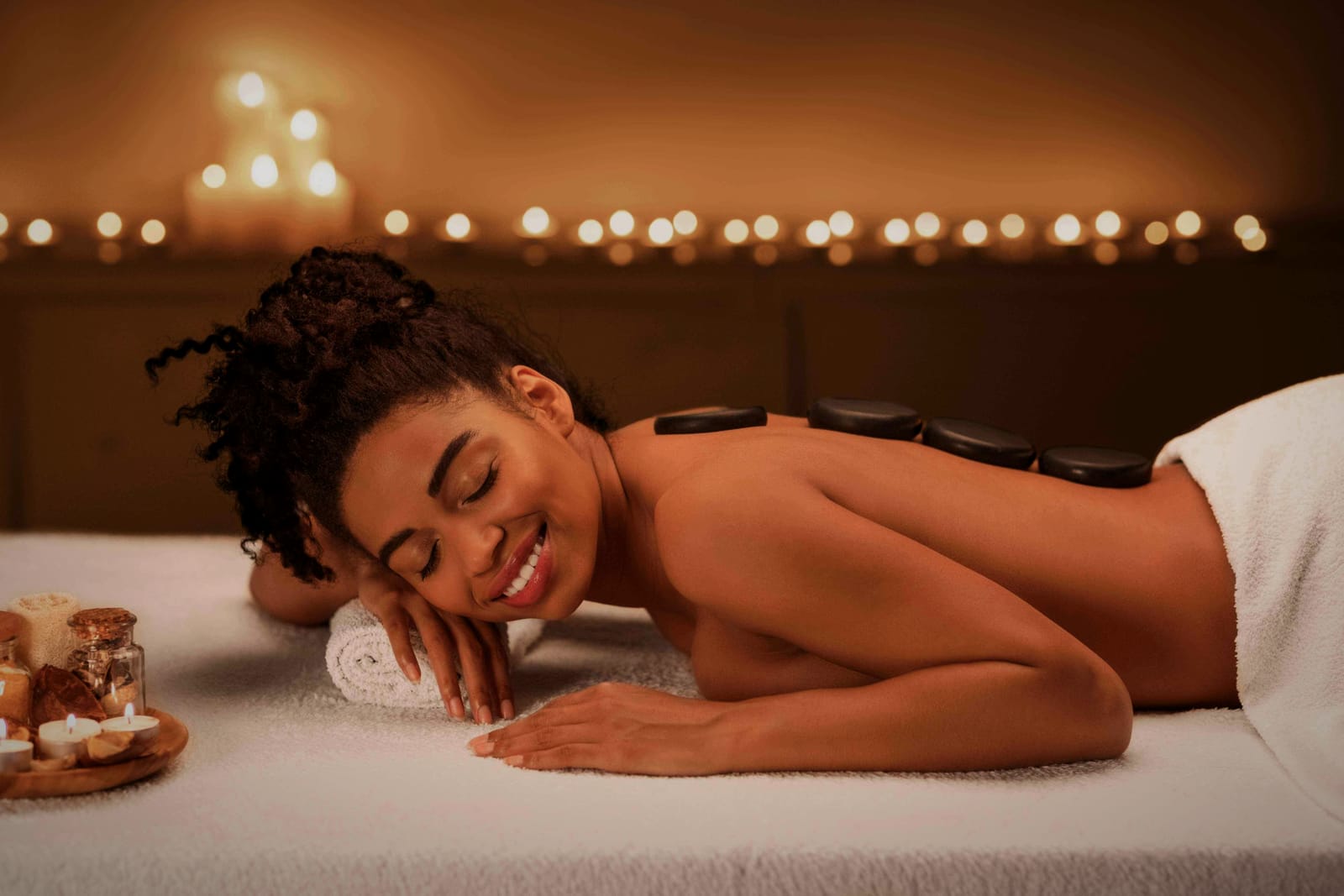 Hot stone massage bij warm kaarslicht bij GAIA body and mind
